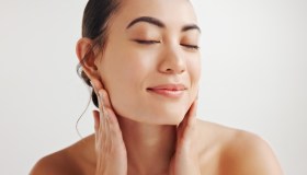 Il balsamo struccante da usare ogni sera è un concentrato di vitamine e idratazione che coccola la tua pelle