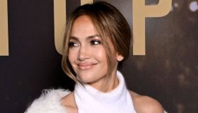Jennifer Lopez regina di stile. I suoi jeans con risvolto creano il perfetto look d’autunno da indossare da mattina a sera