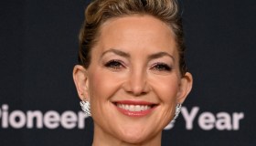 Kate Hudson, un abito da favola in seta “ghiacciata”: sensualità e raffinatezza sul red carpet