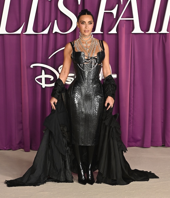 Kim Kardashian in vestito pitonato nero