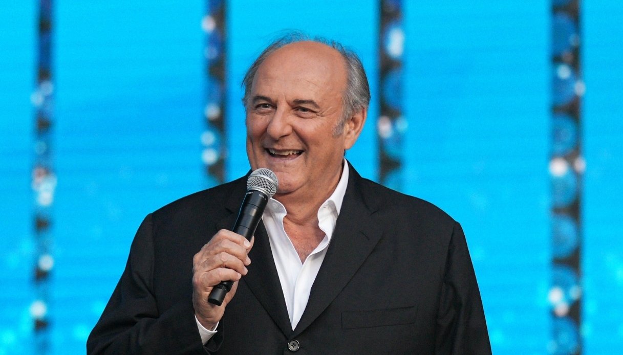 La Ruota della Fortuna, Gerry Scotti scatenato: dallo scherzo alla band all’urlo di Tarzan