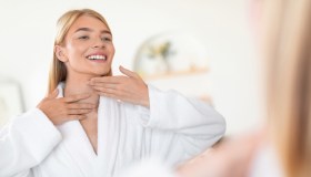 Eliminare il doppio mento senza chirurgia è possibile. Le recensioni di questa crema rassodante per collo e décolleté lo confermano