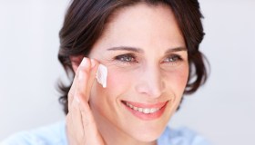 Filler senza bisturi. La crema che rinnova la pelle del viso approvata da più di 11mila persone