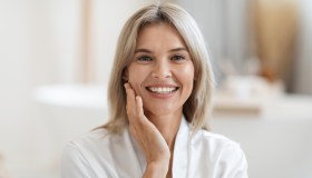 La crema viso multiriparatrice, che svolge anche un’azione antirughe e che devi sempre tenere nel tuo beauty autunnale