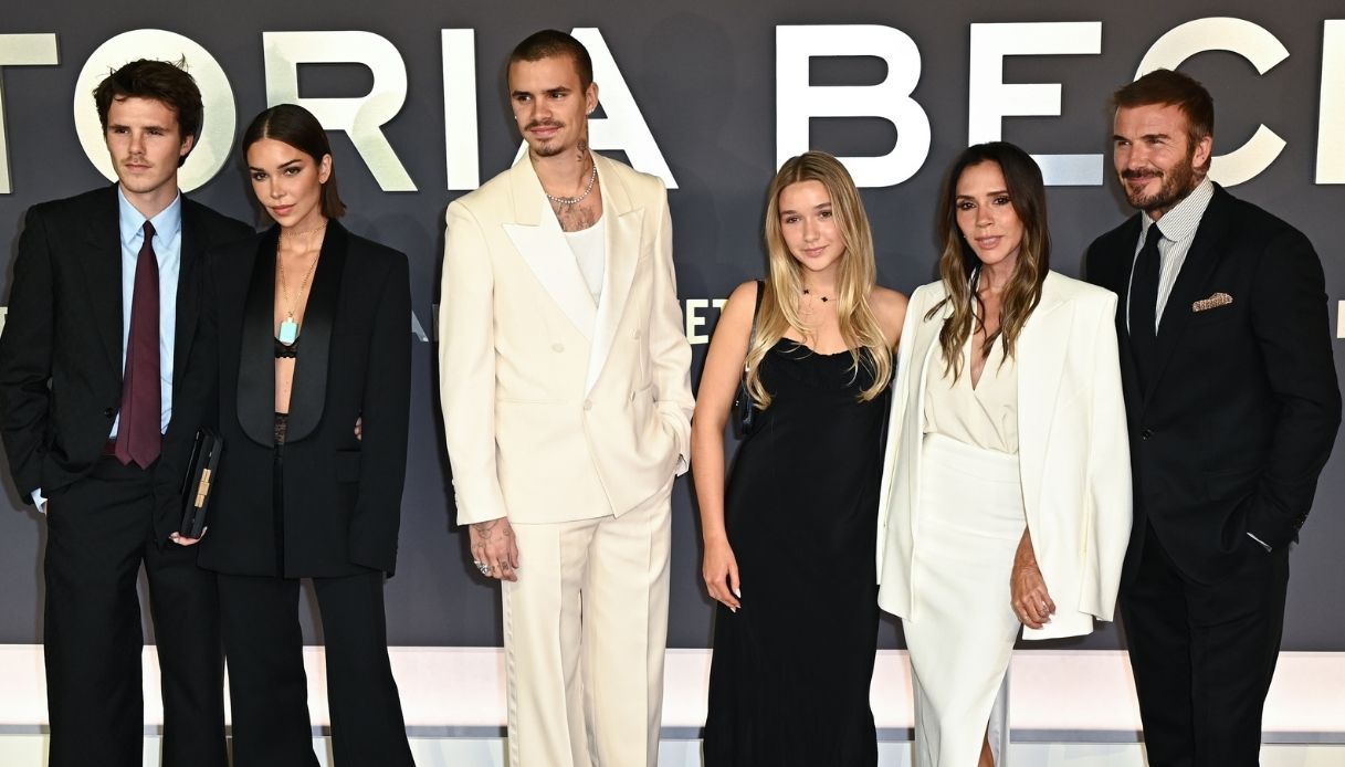 La famiglia Beckham sul red carpet della prima della docuserie su Victoria