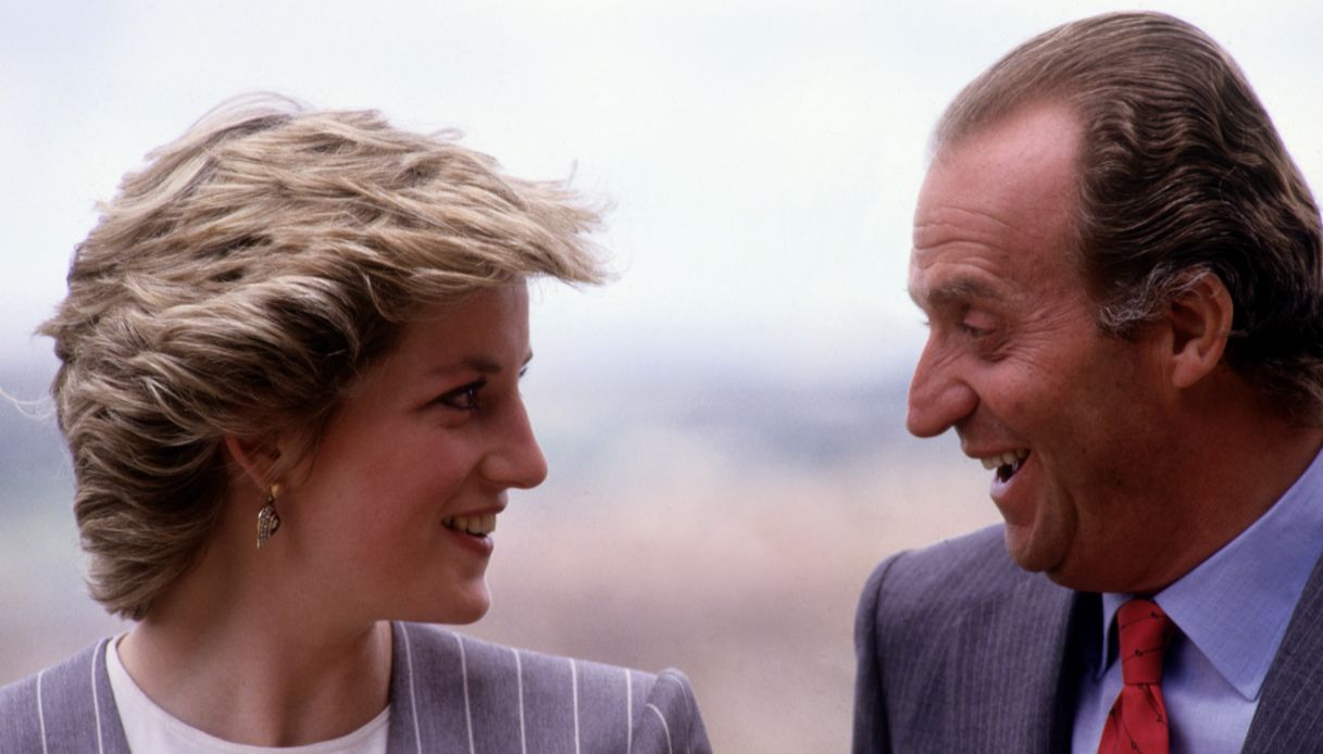 “Lady Diana fredda e taciturna, tranne in presenza dei paparazzi”: la confessione di Juan Carlos di Spagna “Lady Diana fredda e taciturna, tranne in presenza dei paparazzi”: la confessione di Juan Carlos di Spagna