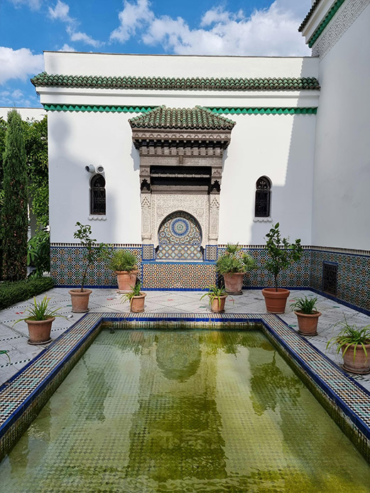 Laghetto con mosaici geometrici in un cortile moresco
