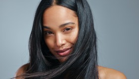 Protegge dal calore della piastra ed elimina l’effetto crespo. Lo spray miracoloso per capelli che ci ha fatto innamorare