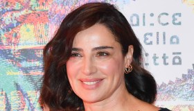 Luisa Ranieri, la mini gonna paisley alla Festa di Roma è da copiare