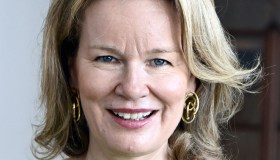 Matilde del Belgio, chic con look bianco e bronzo e gioiello sorprendente