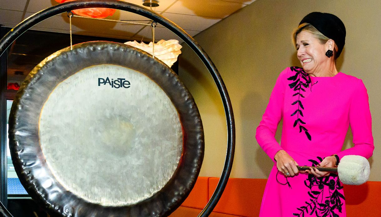 Maxima d'Olanda suona il gong