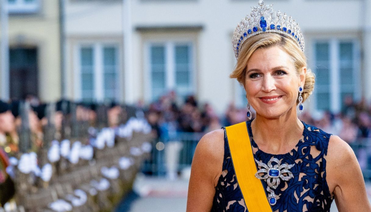 Maxima d'Olanda splendida in blu