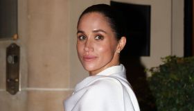 Meghan Markle in look total white debutta alla Paris Fashion Week 2025