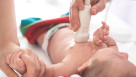 Neonata di Gaza con un tumore da 2 kg operata a Firenze: sta bene dopo il delicato intervento al Meyer