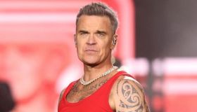 Robbie Williams, concerto cancellato: “Motivi di sicurezza”. Il ruolo della moglie
