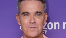 Robbie Williams: “Ho la sindrome di Tourette”. Il terrore dei concerti: come sta il cantante