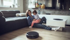 Il robot che aspira e lava con navigazione intelligente. Lo imposti una volta e pulisce la casa per te