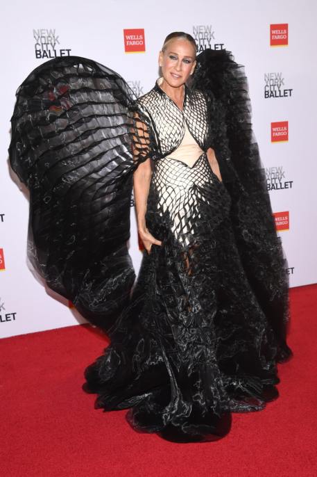 Sarah Jessica Parker, l'abito con le ali fa sensazione al NYC Fashion Gala 2025