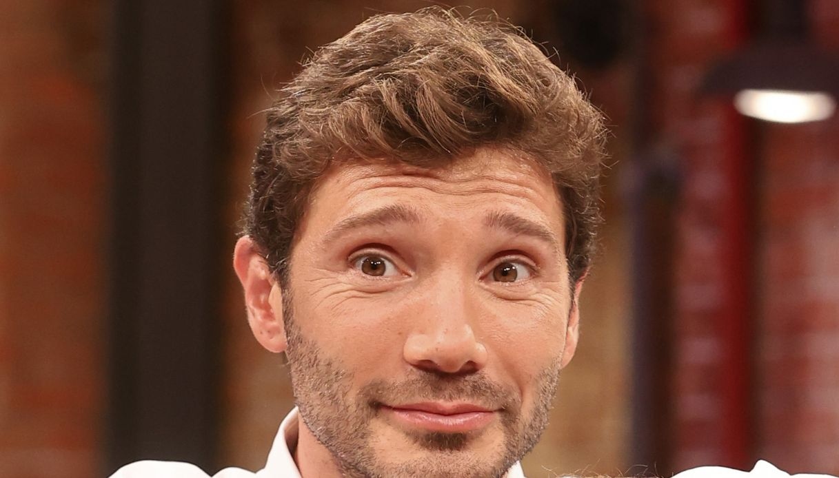 Affari Tuoi, Stefano De Martino chiede aiuto al Dottore: “Mi spiega quello che sta succedendo?”