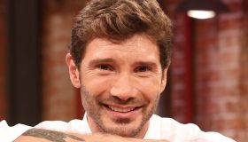 Affari Tuoi, Stefano De Martino ironizza su Gerry Scotti: “Ognuno ha la valletta che si merita”