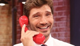 Affari Tuoi, De Martino “corteggiato”: “Ti sogno sempre”. Concorrente non trattiene le lacrime