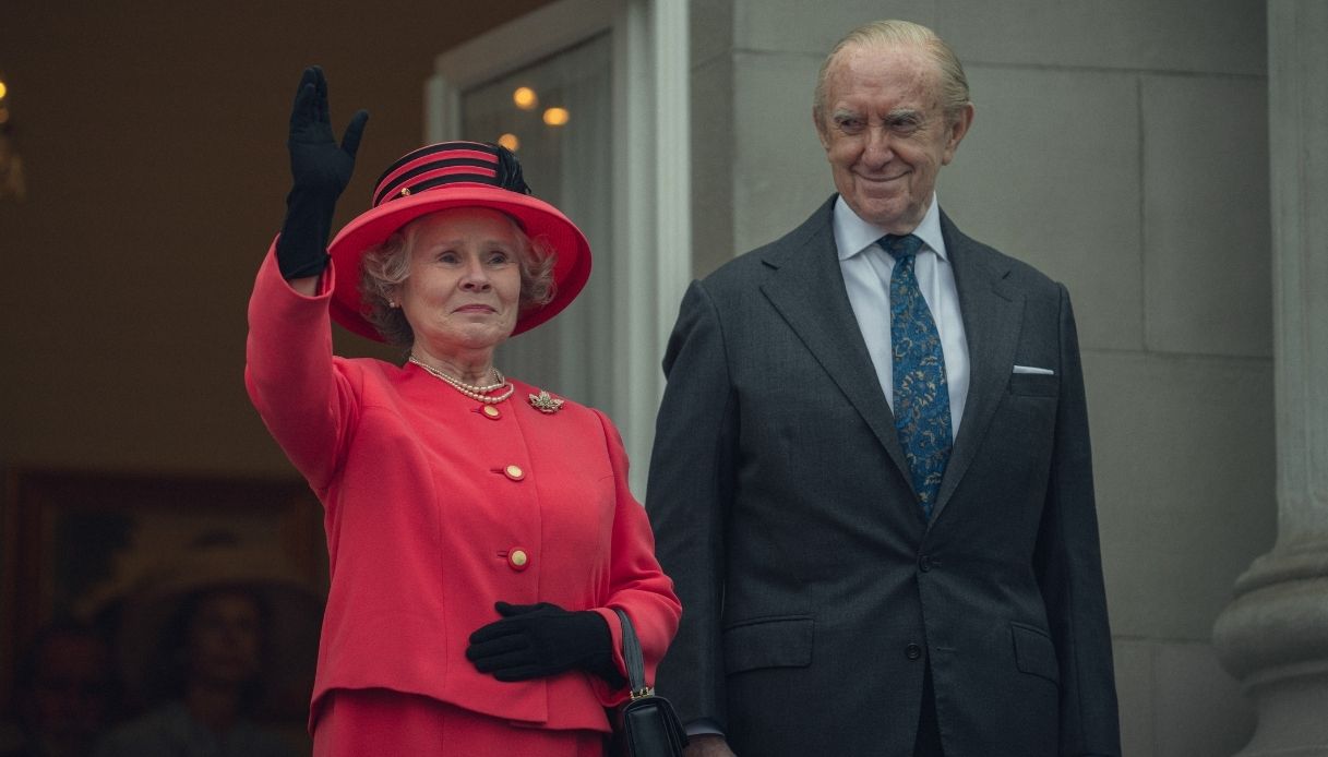 Imelda Staunton e Jonathan Pryce in "The Crown"