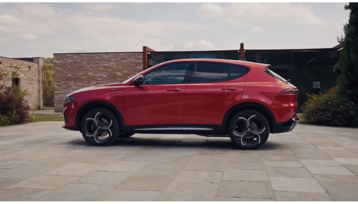 Nuova Alfa Romeo Tonale evolve tra glamour e sportività