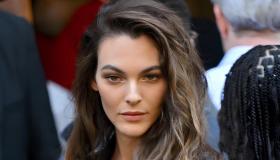 Vittoria Ceretti stupisce a Parigi, il look sporty-chic con cappotto e tuta