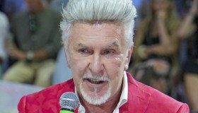 Alviero Martini e William de Souza sposi in viola, le nozze dello stilista