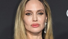 Angelina Jolie: “Preoccupata per la salute dei nostri figli”. E chiede 30.000 dollari a Brad Pitt
