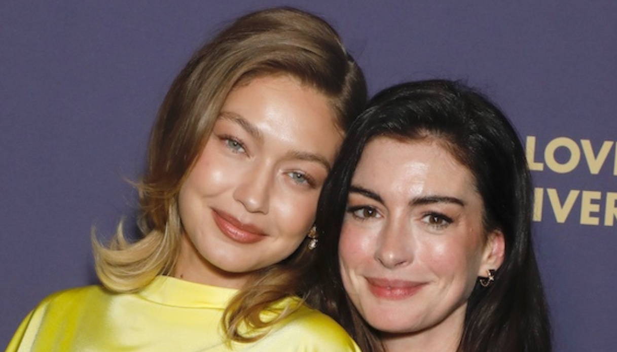 Gigi Hadid, sole e luce in giallo: Anne Hathaway risponde in nero ai Golden Heart Awards