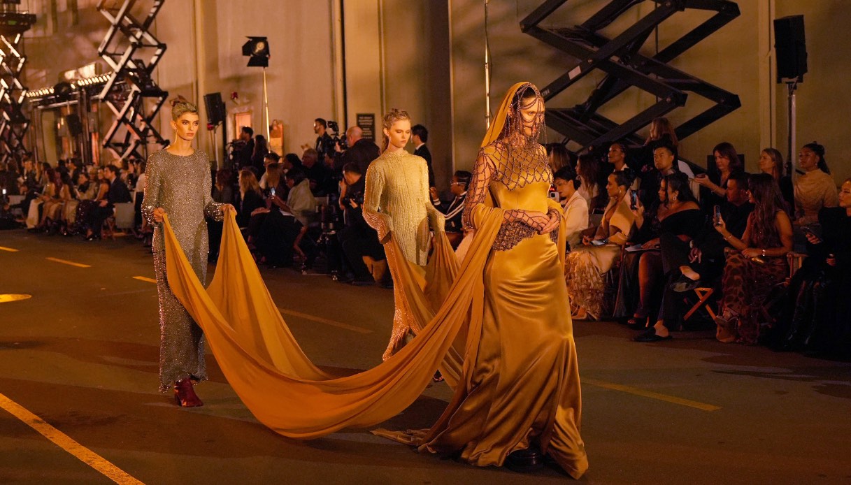 Dettaglio del look di Bianca Balti a Vogue World 2025: velo dorato, maschera di perline e maniche a catena, creazione originale della costumista Jacqueline West.