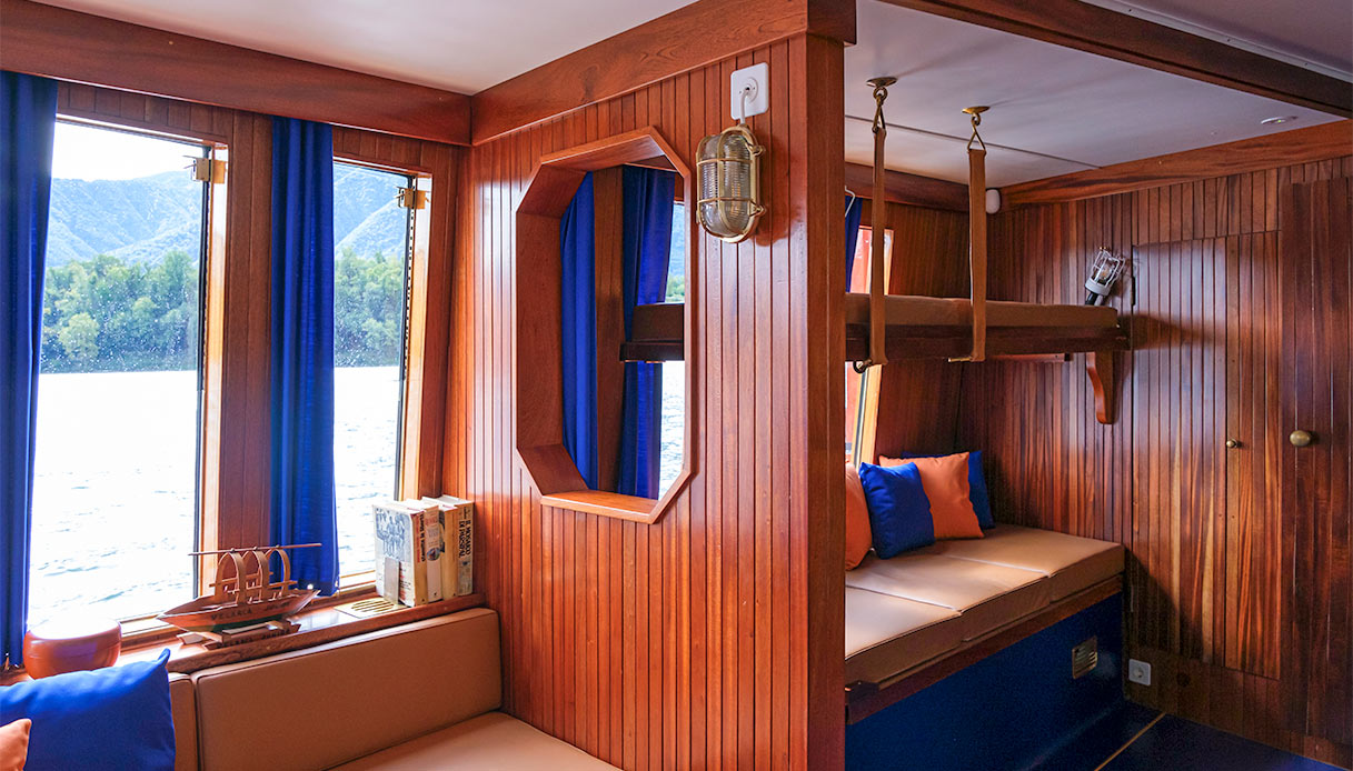 Cabina della Velarca in legno di castagno con cuccetta sospesa e arredi originali restaurati