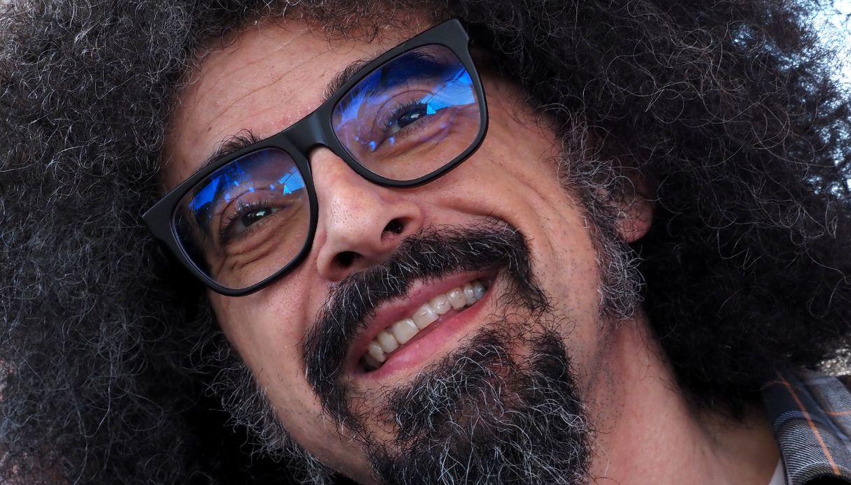 Caparezza, il ritorno sulle scene e il dolore segreto: “Ho perso l’udito”