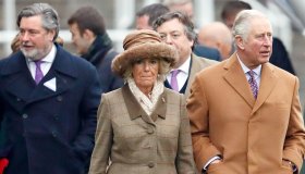 Re Carlo, l’incontro segreto con l’ex assistente. William e Camilla furiosi