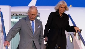 Re Carlo e Camilla di nuovo a Roma: la discesa traballante dalla scaletta