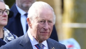 Re Carlo contestato e aggredito a causa di Andrea: “Lo sapevi”