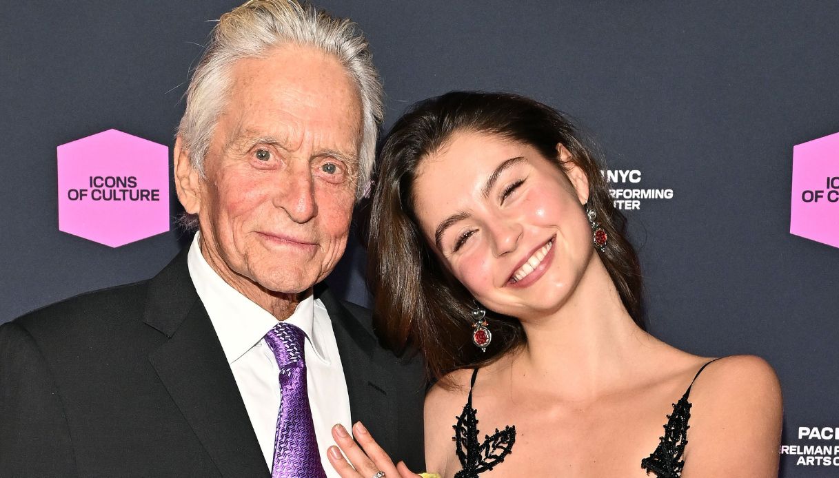 Carys Douglas e Catherine Zeta Jones, tale madre tale figlia: lo stesso abito 20 anni dopo Carys Douglas e Catherine Zeta Jones, tale madre tale figlia: lo stesso abito 20 anni dopo