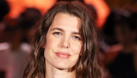 Charlotte Casiraghi, seduzione pura: jeans e giacca in pelle rossa alla Paris Fashion Week