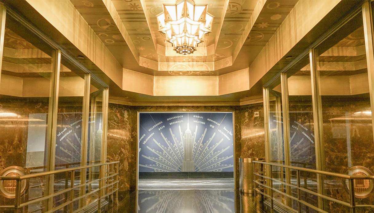 Ingresso in stile Art Déco con soffitto dorato e decorazioni geometriche a New York