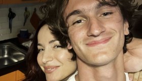 L’addio a Evan Delogu, Andrea stretta al padre Walter ai funerali: “Ora è un angelo”