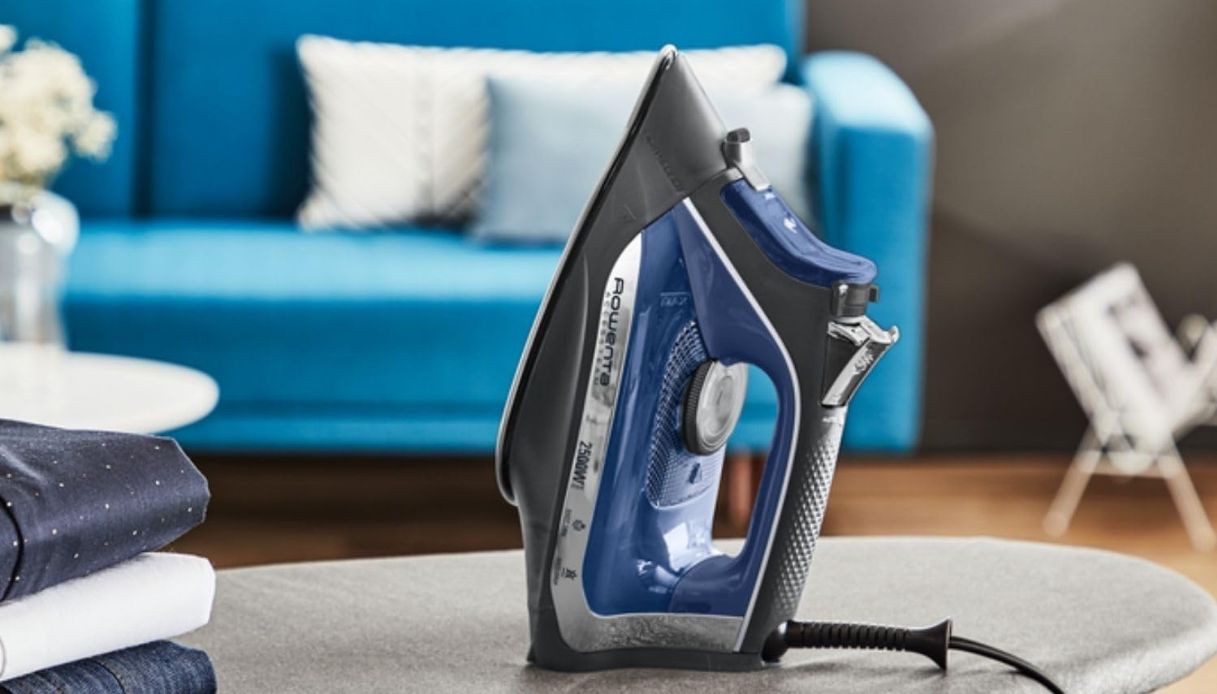 Questo è il ferro da stiro su cui puntare. Basta un passaggio per avere gli abiti come usciti dalla lavanderia Questo è il ferro da stiro su cui puntare. Basta un passaggio per avere gli abiti come usciti dalla lavanderia