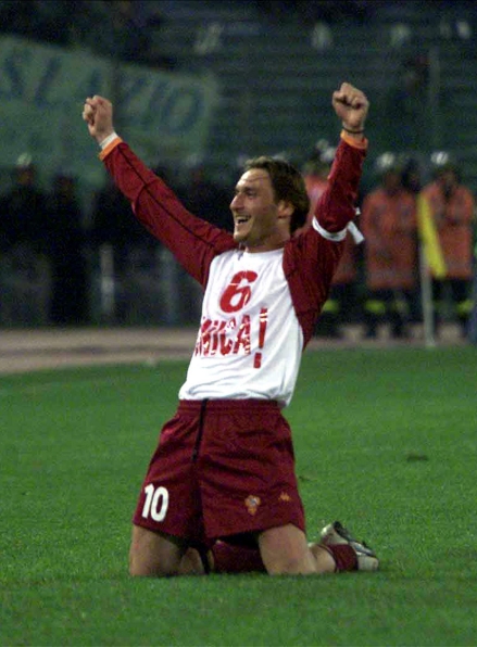 Francesco Totti sfoggia la maglia "6 Unica" al derby del 2002