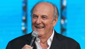 Gerry Scotti saluta Amadeus a La Ruota e lui replica: ancora una frecciata a De Martino