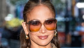 Jennifer Lopez una visione, l’abito in raso e pizzo sensuale ed elegante: il dettaglio