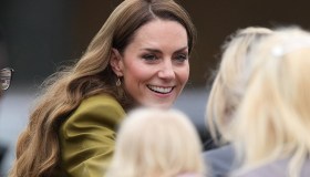 Kate Middleton va in missione col tailleur verde di Victoria Beckham