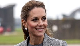 Kate Middleton tra i piloti della RAF: sguardi audaci, mani in tasca e top grigio