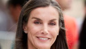 Letizia di Spagna, la sua camicia a pois fa tendenza