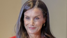 Letizia di Spagna torna al rosso e fa tendenza
