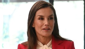 Letizia di Spagna in rosso davanti a Papa Leone XIV: lei se lo può permettere